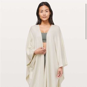 Lululemon Free To Coast Wrap
Heathered Dove Grey ONE SIZE , Like New